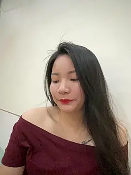 Snapshot of Bee_Yellow00 chatting on March 3, 4:40 am Bee Yellow00 online show from March 3, 4:40 am