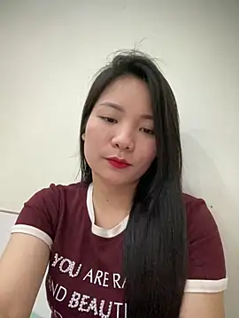 Snapshot of Bee_Yellow00 chatting on March 13, 4:41 am Bee Yellow00 online show from March 13, 4:41 am