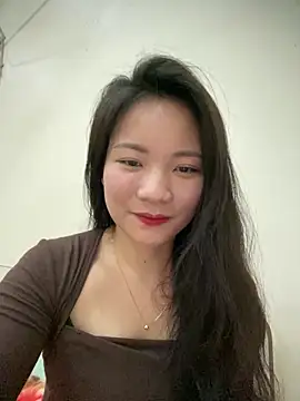 Snapshot of Bee_Yellow00 chatting on March 16, 4:40 am Bee Yellow00 online show from March 16, 4:40 am