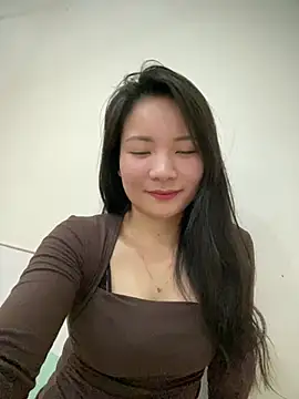 Snapshot of Bee_Yellow00 chatting on March 16, 5:44 am Bee Yellow00 online show from March 16, 5:44 am