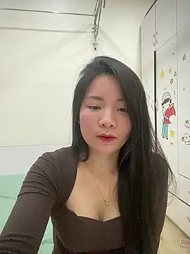 Snapshot of Bee_Yellow00 chatting on March 17, 5:00 am Bee Yellow00 online show from March 17, 5:00 am