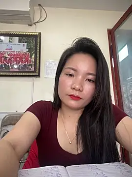 Snapshot of Bee_Yellow00 chatting on March 21, 8:52 am Bee Yellow00 online show from March 21, 8:52 am