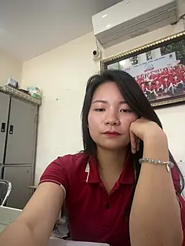 Snapshot of Bee_Yellow00 chatting on March 25, 8:53 am Bee Yellow00 online show from March 25, 8:53 am