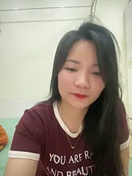 Snapshot of Bee_Yellow00 chatting on March 27, 4:51 am Bee Yellow00 online show from March 27, 4:51 am