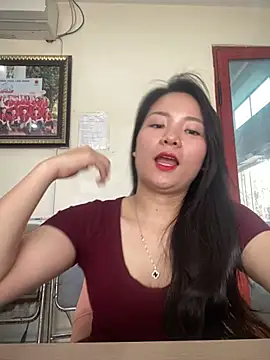 Snapshot of Bee_Yellow00 chatting on March 28, 2:55 am Bee Yellow00 online show from March 28, 2:55 am