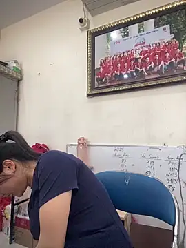 Snapshot of Bee_Yellow00 chatting on April 2, 2:09 am Bee Yellow00 online show from April 2, 2:09 am