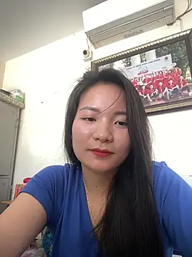 Snapshot of Bee_Yellow00 chatting on April 4, 2:43 am Bee Yellow00 online show from April 4, 2:43 am