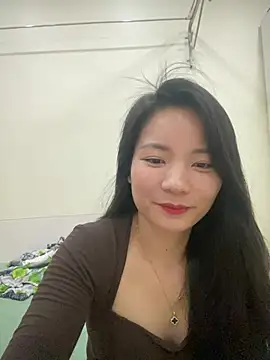 Snapshot of Bee_Yellow00 chatting on April 6, 4:32 am Bee Yellow00 online show from April 6, 4:32 am