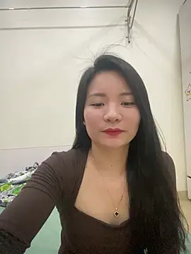 Snapshot of Bee_Yellow00 chatting on April 6, 4:46 am Bee Yellow00 online show from April 6, 4:46 am