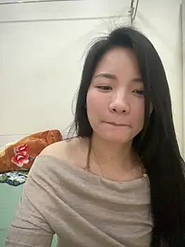 Snapshot of Bee_Yellow00 chatting on April 7, 4:57 am Bee Yellow00 online show from April 7, 4:57 am