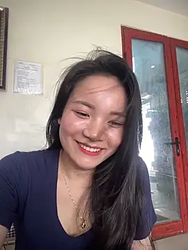 Snapshot of Bee_Yellow00 chatting on April 8, 3:17 am Bee Yellow00 online show from April 8, 3:17 am