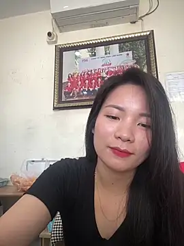 Snapshot of Bee_Yellow00 chatting on April 9, 3:17 am Bee Yellow00 online show from April 9, 3:17 am