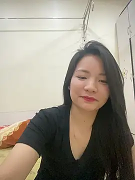 Snapshot of Bee_Yellow00 chatting on April 9, 6:19 am Bee Yellow00 online show from April 9, 6:19 am