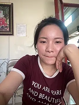 Snapshot of Bee_Yellow00 chatting on April 10, 8:19 am Bee Yellow00 online show from April 10, 8:19 am