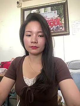 Snapshot of Bee_Yellow00 chatting on April 11, 7:45 am Bee Yellow00 online show from April 11, 7:45 am