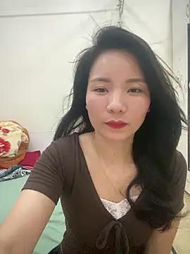 Snapshot of Bee_Yellow00 chatting on April 14, 4:51 am Bee Yellow00 online show from April 14, 4:51 am