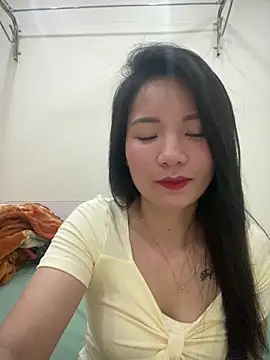 Snapshot of Bee_Yellow00 chatting on April 15, 4:52 am Bee Yellow00 online show from April 15, 4:52 am