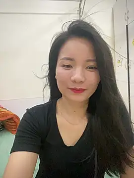 Snapshot of Bee_Yellow00 chatting on April 16, 5:30 am Bee Yellow00 online show from April 16, 5:30 am