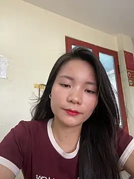 Bee Yellow00 online show from June 3, 4:26 am
