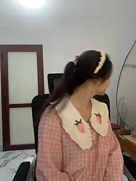 Snapshot of Pig_pig11 chatting on December 15, 1:43 am Pig pig11 online show from December 15, 1:43 am