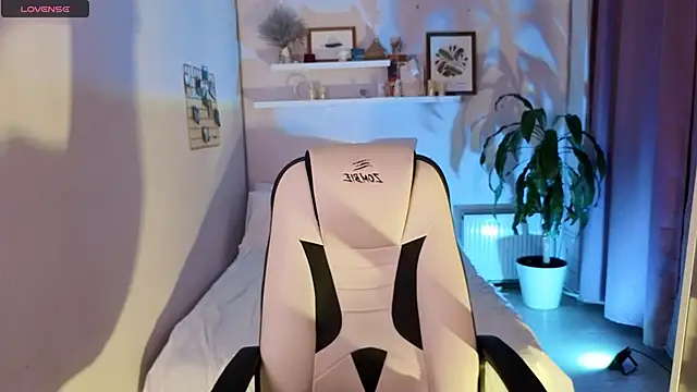 Snapshot of PollyRouge__ chatting on November 22, 2:05 pm PollyRouge online show from November 22, 2:05 pm