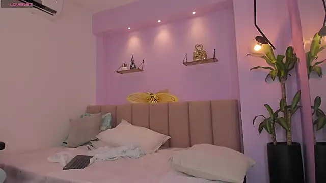 Snapshot of sienna_mg chatting on December 14, 12:21 pm sienna mg online show from December 14, 12:21 pm