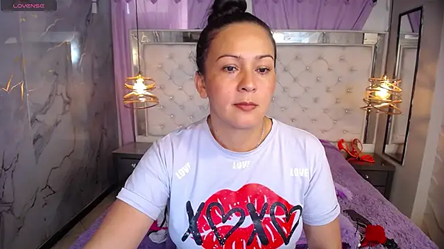 Snapshot of Melissa-roberts chatting on November 27, 7:16 pm Melissa-roberts online show from November 27, 7:16 pm