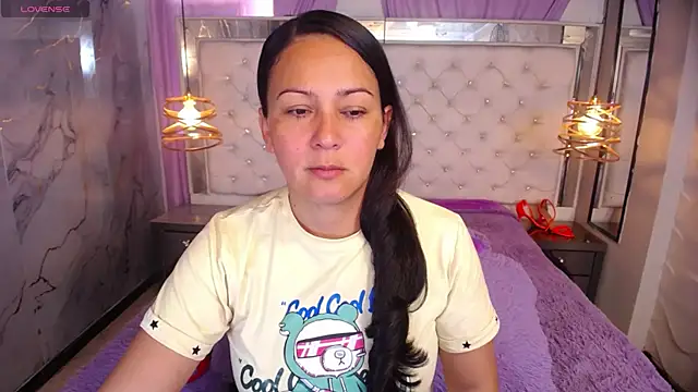 Snapshot of Melissa-roberts chatting on November 28, 7:49 pm Melissa-roberts online show from November 28, 7:49 pm