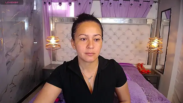 Snapshot of Melissa-roberts chatting on December 5, 5:53 pm Melissa-roberts online show from December 5, 5:53 pm