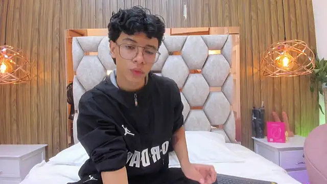 Snapshot of adams_bobby chatting on June 15, 11:23 am adams bobby online show from June 15, 11:23 am
