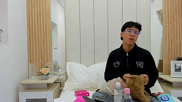 Snapshot of adams_bobby chatting on July 12, 11:01 am adams bobby online show from July 12, 11:01 am