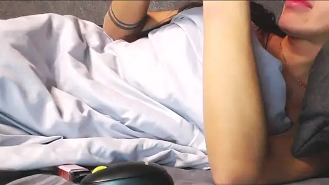 velvetveyraX online show from April 10, 5:17 pm