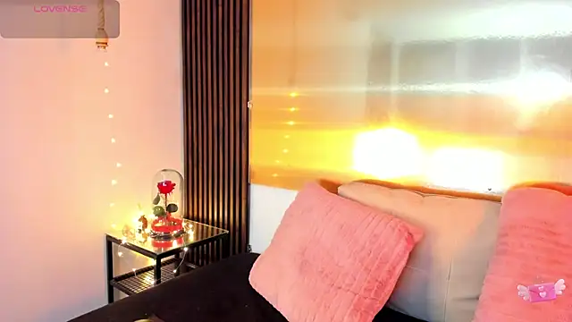 Snapshot of LunaaMorena chatting on December 14, 2:11 pm LunaaMorena online show from December 14, 2:11 pm