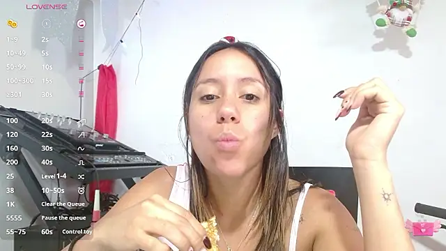 Snapshot of LunaaMorena chatting on January 8, 1:13 pm LunaaMorena online show from January 8, 1:13 pm