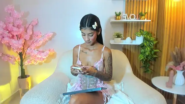 Snapshot of milkybaby_ chatting on December 3, 5:22 pm milkybaby online show from December 3, 5:22 pm