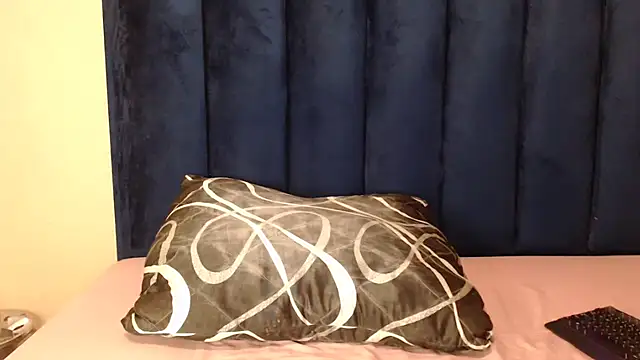 Snapshot of FUNBOOTYXX chatting on December 5, 8:05 pm FUNBOOTYXX online show from December 5, 8:05 pm