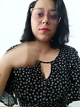 Snapshot of Caroline-17 chatting on November 10, 6:18 pm Caroline-17 online show from November 10, 6:18 pm