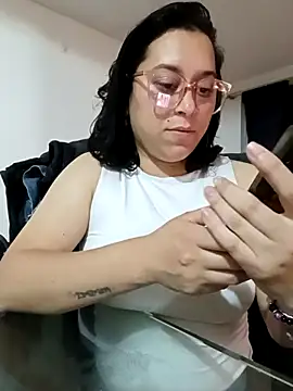 Snapshot of Caroline-17 chatting on November 16, 1:33 am Caroline-17 online show from November 16, 1:33 am