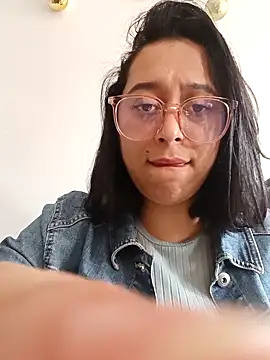 Snapshot of Caroline-17 chatting on November 21, 6:17 pm Caroline-17 online show from November 21, 6:17 pm