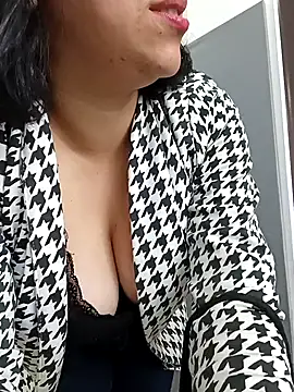 Snapshot of Caroline-17 chatting on December 1, 3:50 pm Caroline-17 online show from December 1, 3:50 pm