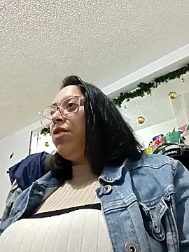 Snapshot of Caroline-17 chatting on December 3, 12:18 am Caroline-17 online show from December 3, 12:18 am