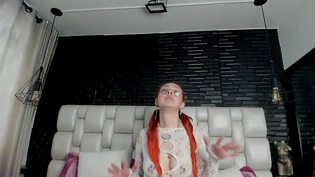 Snapshot of EmilyyRed chatting on October 25, 7:52 pm EmilyyRed online show from October 25, 7:52 pm