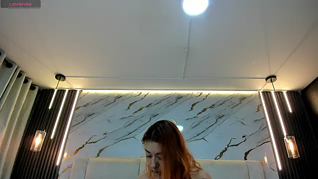 Snapshot of EmilyyRed chatting on November 13, 7:24 pm EmilyyRed online show from November 13, 7:24 pm