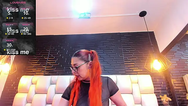 Snapshot of EmilyyRed chatting on November 14, 8:40 pm EmilyyRed online show from November 14, 8:40 pm