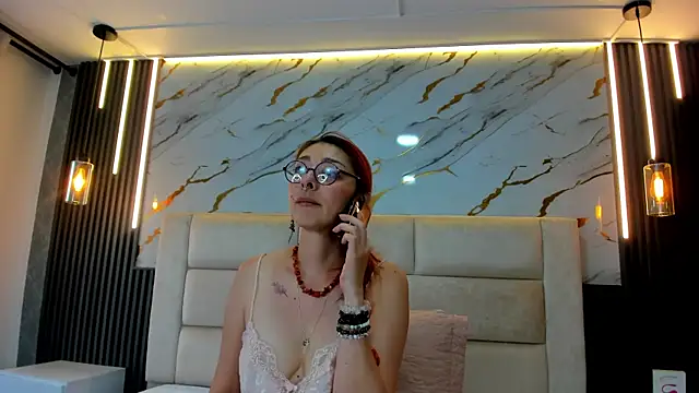 Snapshot of EmilyyRed chatting on November 26, 8:21 pm EmilyyRed online show from November 26, 8:21 pm