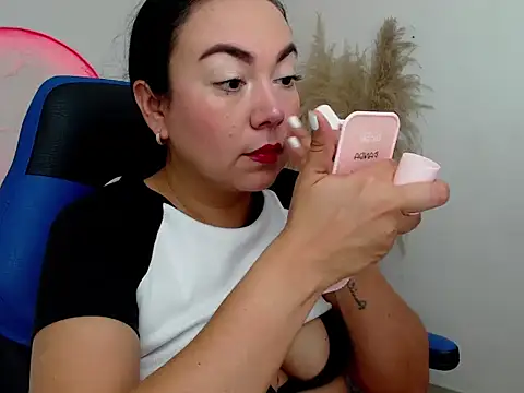 Snapshot of Yadis_hot chatting on November 21, 9:02 pm Yadis hot online show from November 21, 9:02 pm