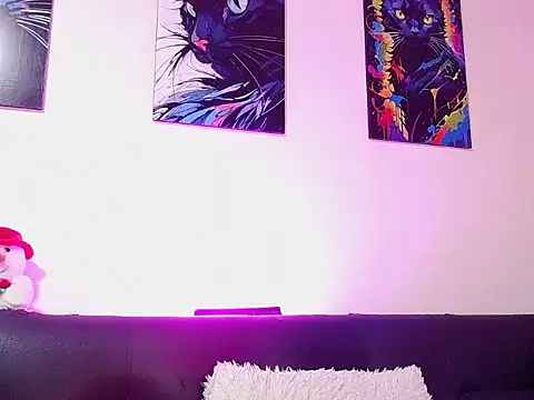 Snapshot of Caroline_Jons chatting on December 1, 1:05 pm Caroline Jons online show from December 1, 1:05 pm