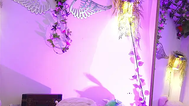 ISA NIXON online show from November 30, 6:12 pm