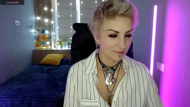 Snapshot of Sweet-n-Strong chatting on December 3, 7:05 am Sweet-n-Strong online show from December 3, 7:05 am