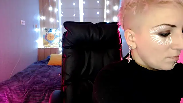 Snapshot of Sweet-n-Strong chatting on December 16, 7:24 am Sweet-n-Strong online show from December 16, 7:24 am